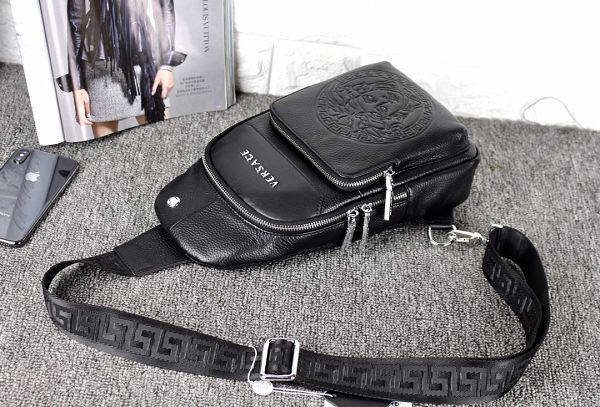 versace包包專櫃 範思哲2019新款胸包 ZJ0T098-4牛皮耐磨腰包