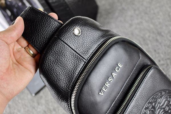 versace包包專櫃 範思哲2019新款胸包 ZJ0T098-4牛皮耐磨腰包