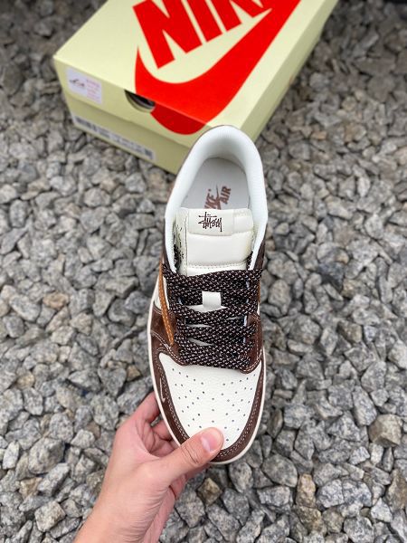 Travis Scott x Nike Air Jordan 1 Low x The North Face 2025最新男女款反轉白棕小鉤倒鉤運動鞋